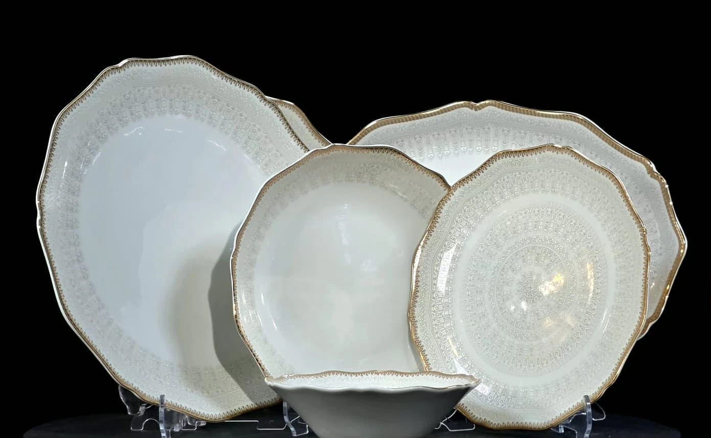 Beyaz Gold Nokta Desenli Porselen Yemek Takımı