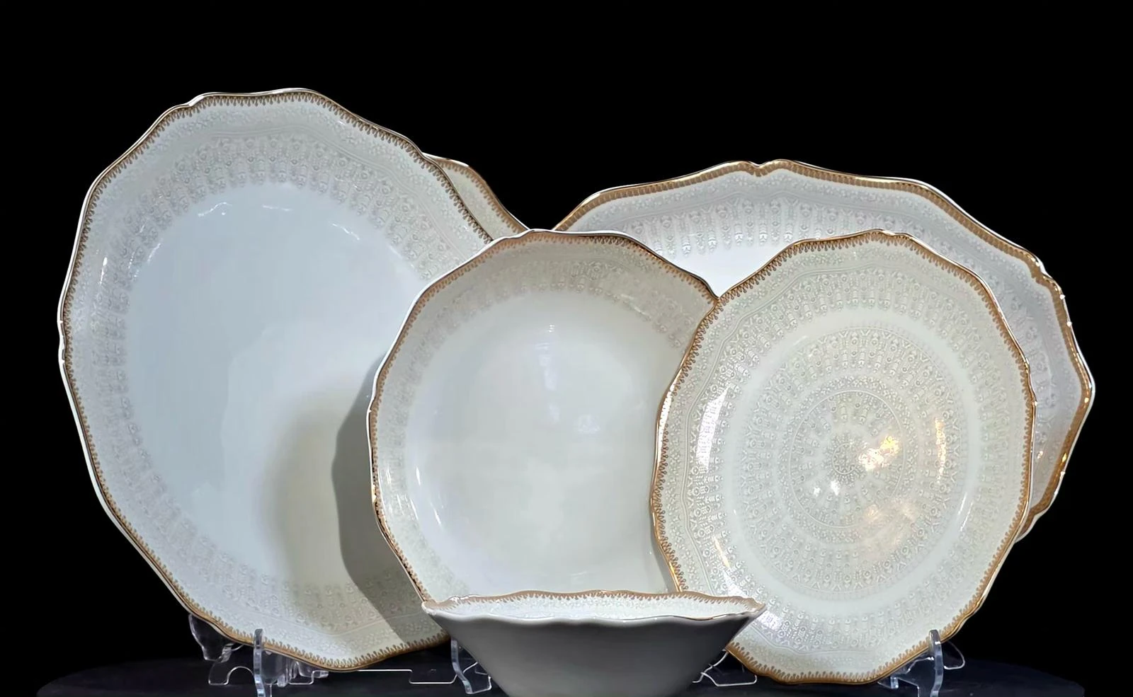 Beyaz Gold Nokta Desenli Porselen Yemek Takımı