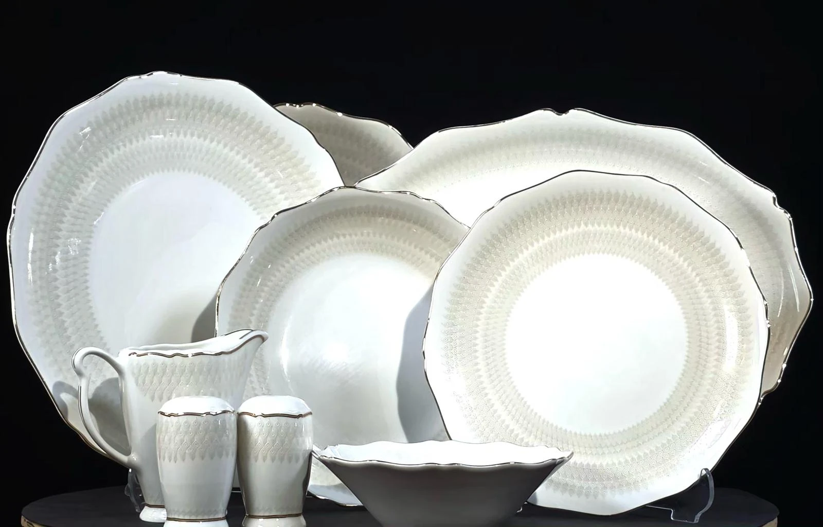 Beyaz Gold Nokta Desenli Porselen Yemek Takımı
