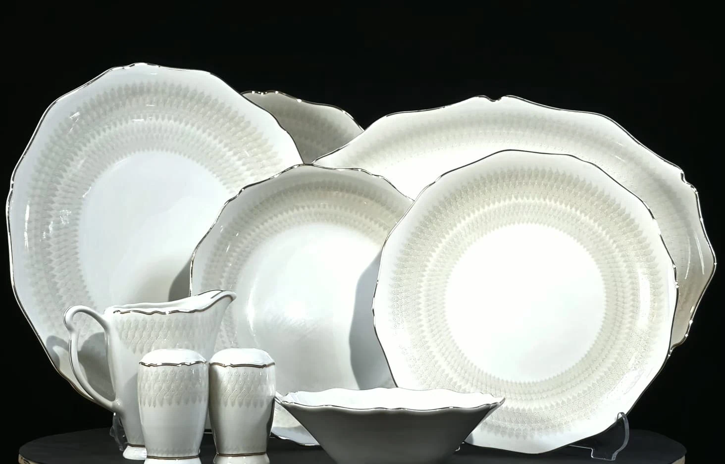 Beyaz Gold Nokta Desenli Porselen Yemek Takımı
