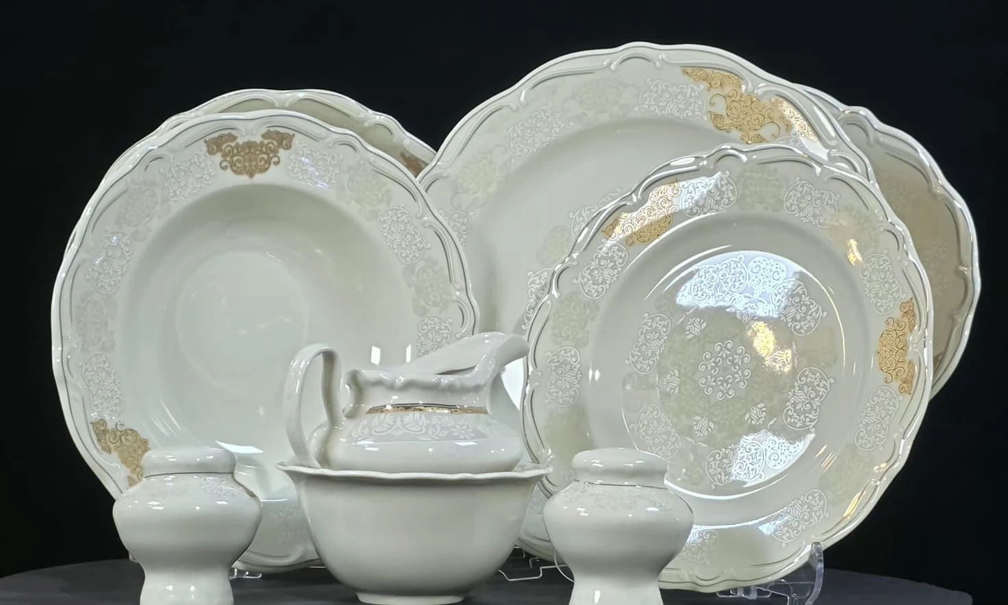 Krem Gold Köşe Desenli Porselen Yemek Takımı