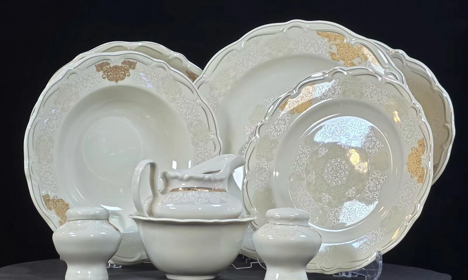 Krem Gold Köşe Desenli Porselen Yemek Takımı
