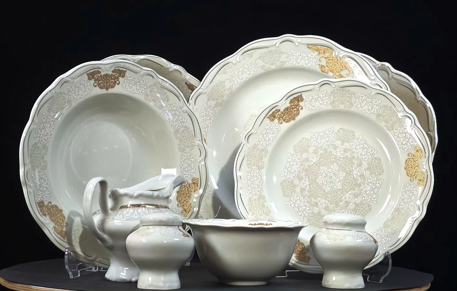 Krem Gold Köşe Desenli Porselen Yemek Takımı
