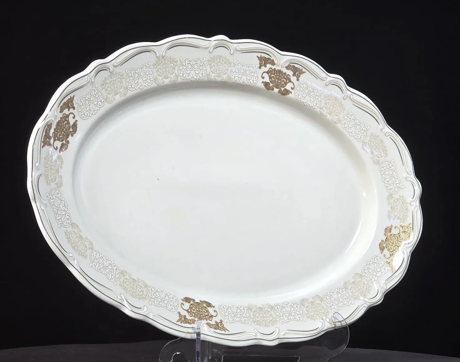 Krem Gold Köşe Desenli Porselen Yemek Takımı