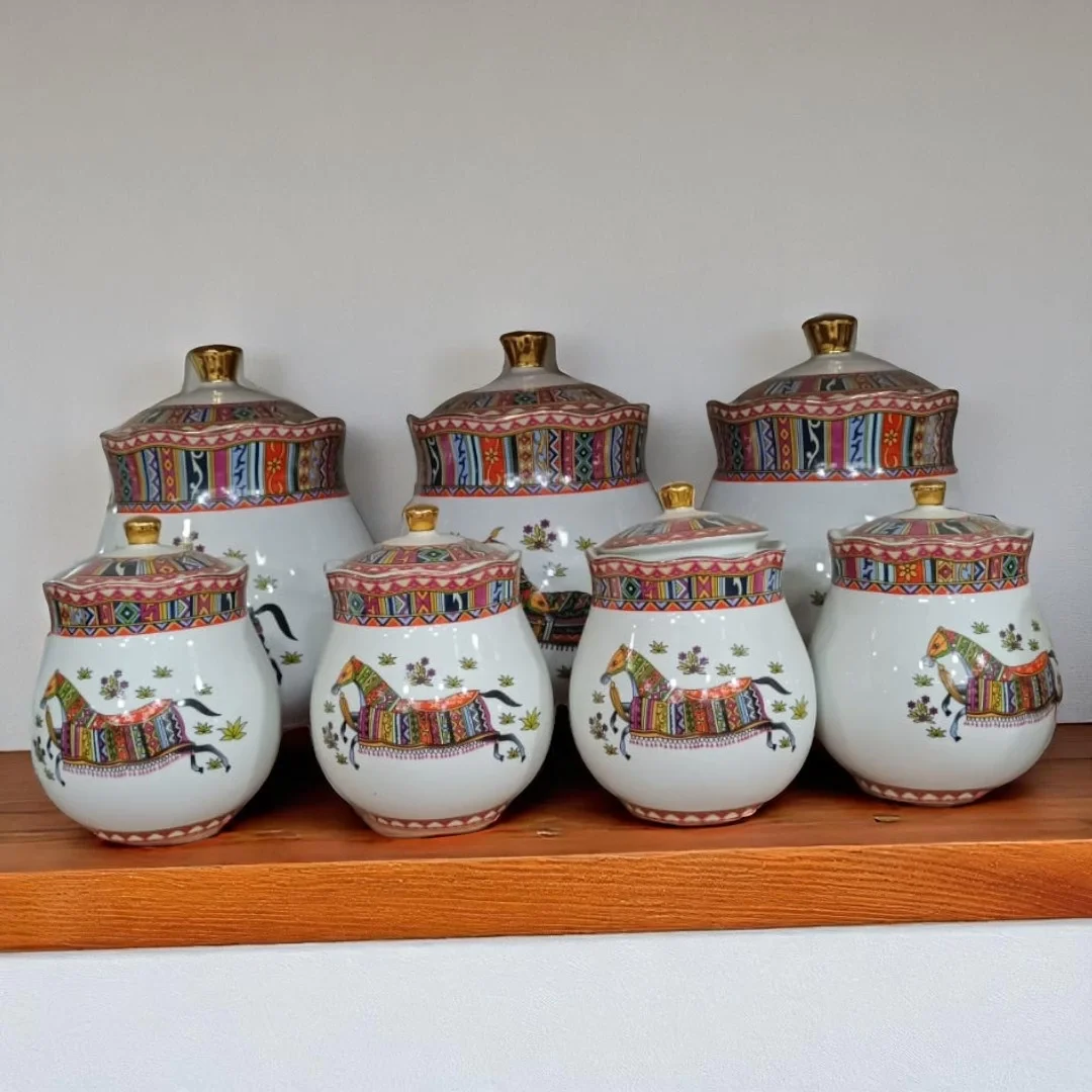 Etnik At Desenli Porselen Baharatlık Seti – 7 Parça