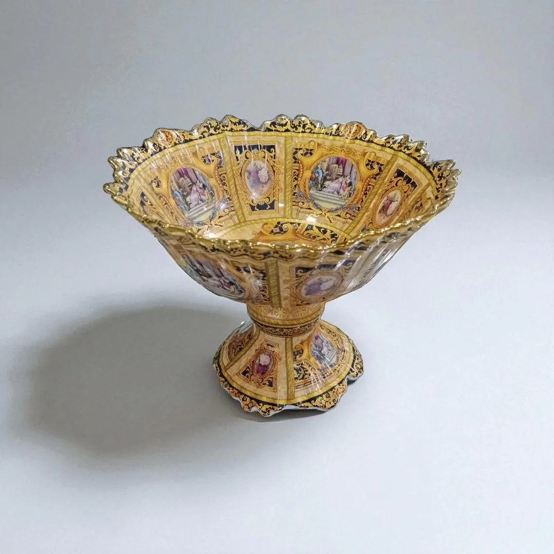 Altın Barok Tarzı Ayaklı Porselen Kase – Tarihî Sahne Desenli