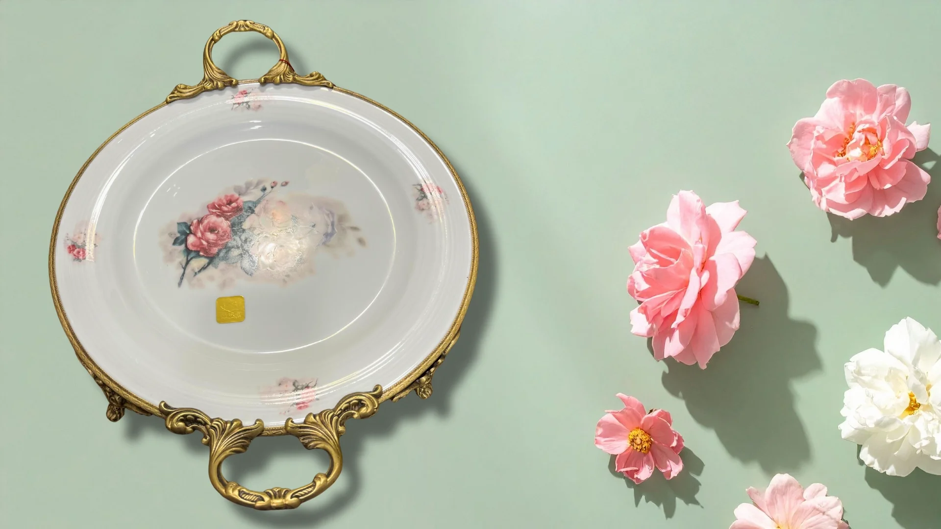 Limoge Çiçek Desenli Altın Kulplu Porselen Sunum Tabağı – 40×31 cm (Ayaklı)