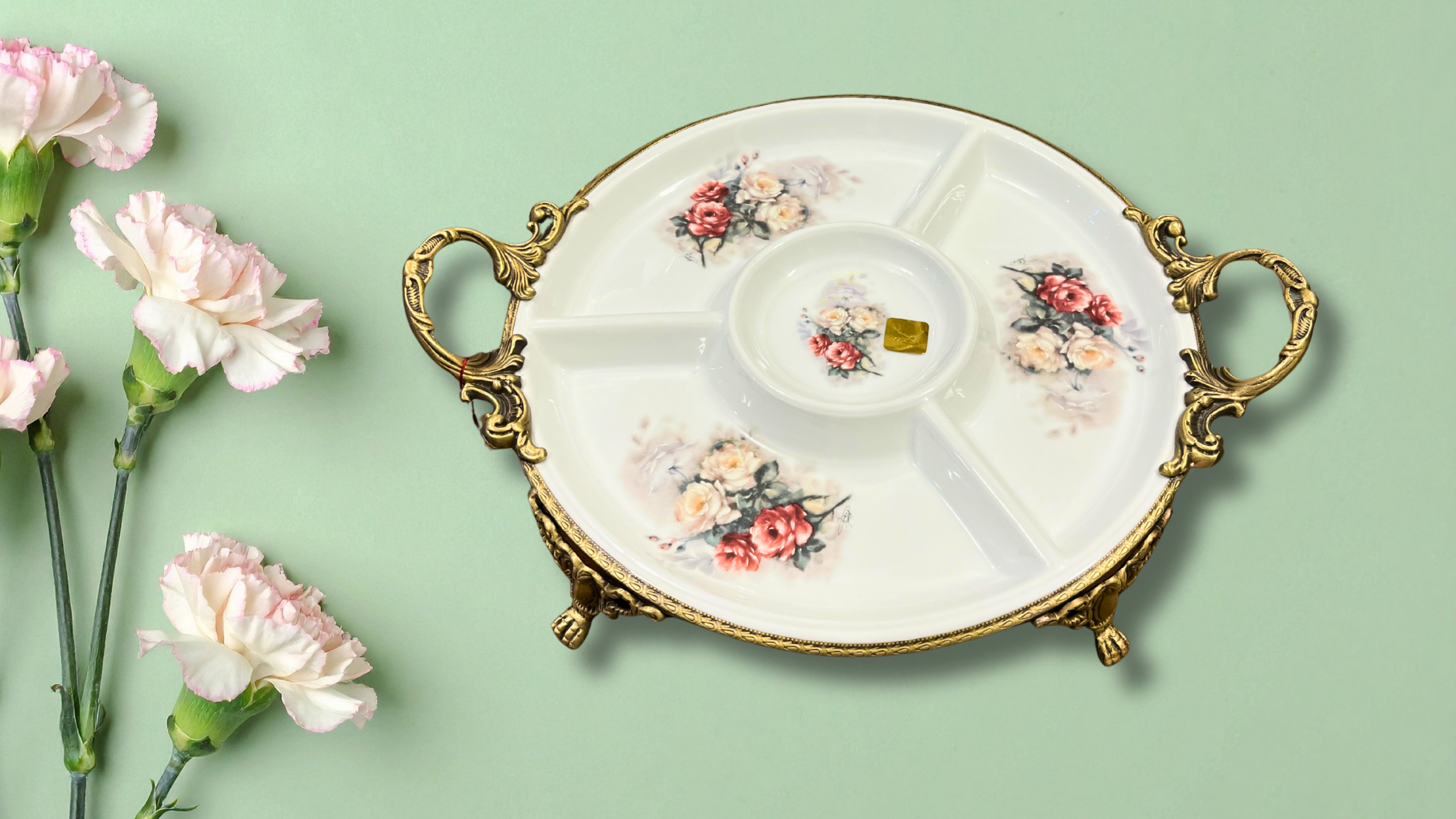Limoge Çiçek Desenli Bölmeli Porselen Servis Tabağı – 39×32 cm (Altın Kulplu, Ayaklı, 4 Bölme + Sos Haznesi)