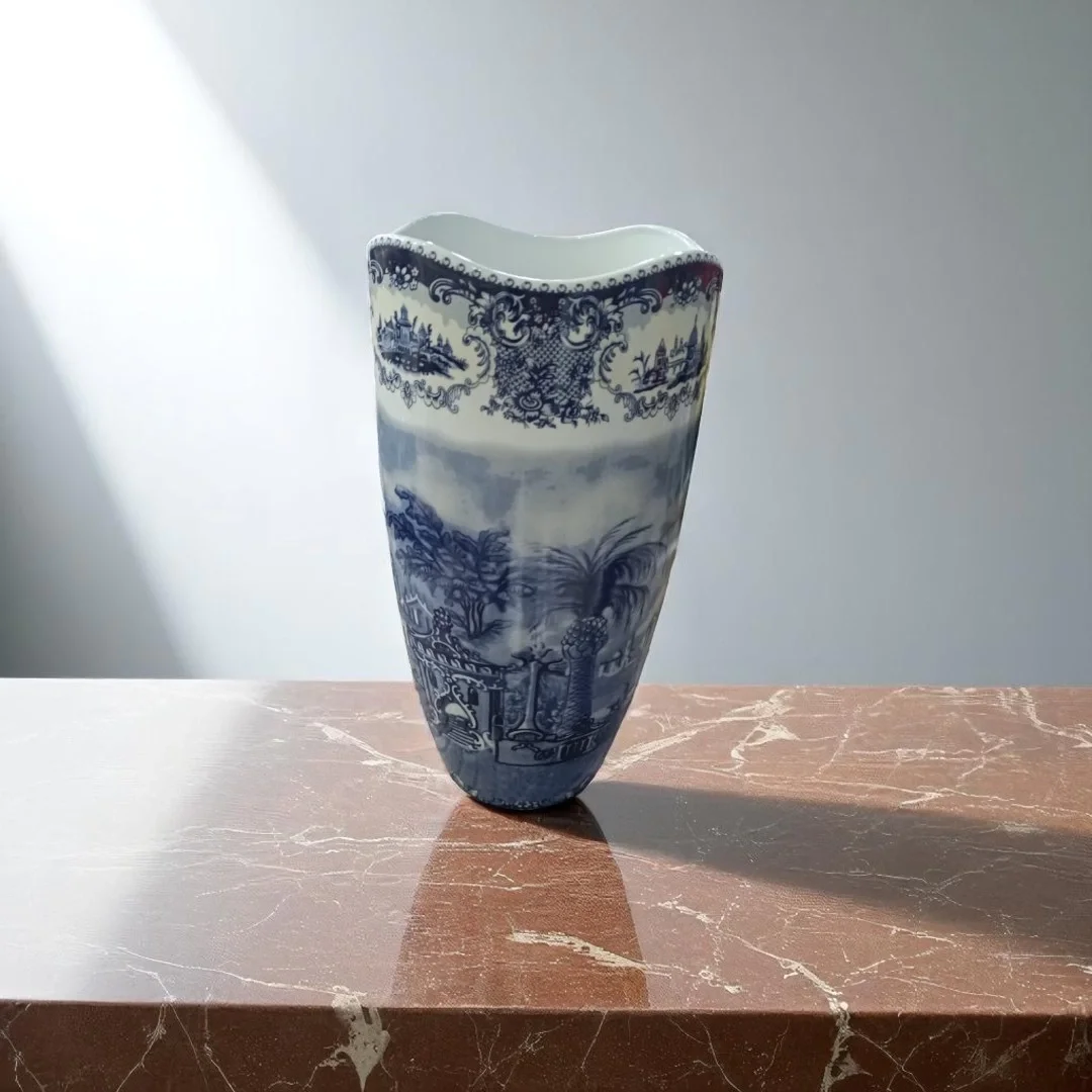 27 cm Mavi-Beyaz Klasik Porselen Vazo – Vintage Manzara Desenli