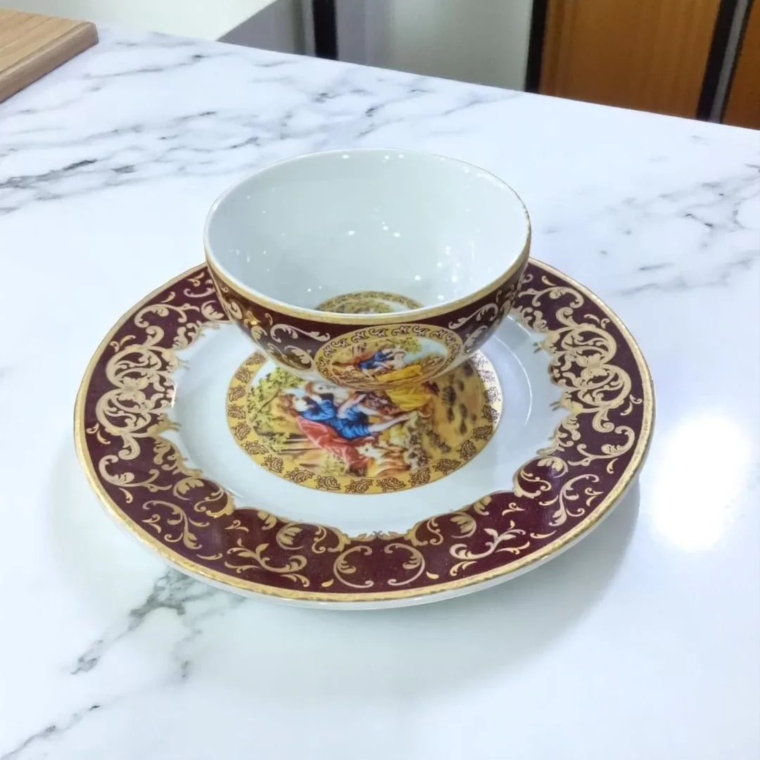 12 Parça Porselen Kase ve Tabak Takımı – Bordo & Altın Klasik Figürlü