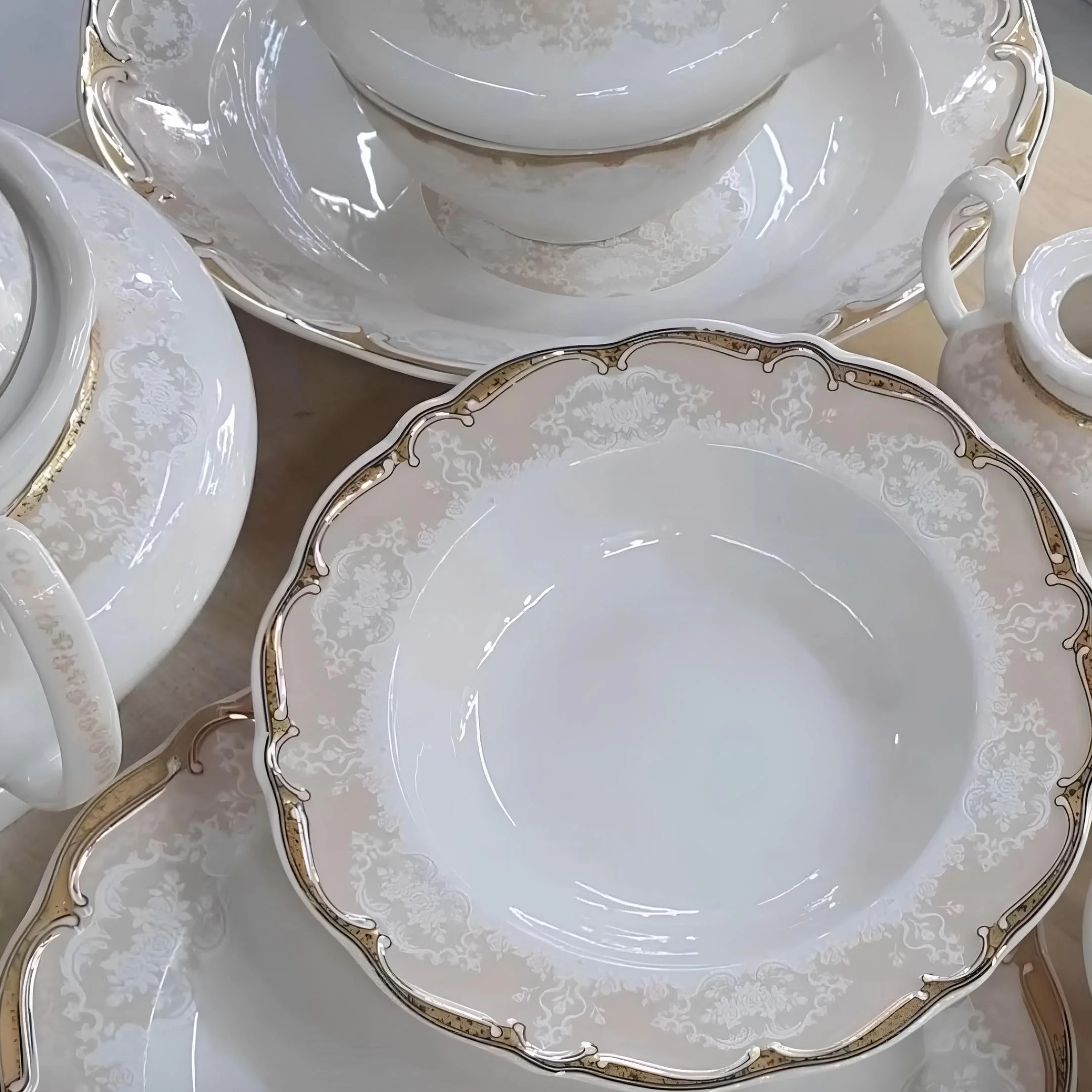 Lüks Altın İşlemeli Porselen Yemek Takımı 56 Parça 12 Kişilik